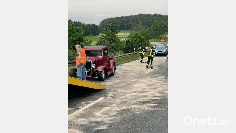 Der Oltimer wurde abgeschleppt. Bild: FFW Penting, Jürgen Keilhammer
