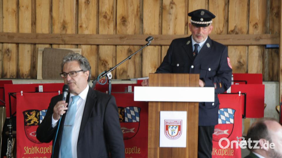 Bürgermeister Bernhard Stangl freute sich über das 50-jährige Bestehen der Friedersreuther Feuerwehr. Bild: sne