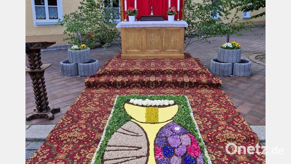 Mitglieder des Katholischen Deutschen Frauenbundes legten den Blumenteppich vor dem zweiten Altar beim Anwesen Wohlrab in der Prinzregent-Luitpold-Straße. Bild: hmr