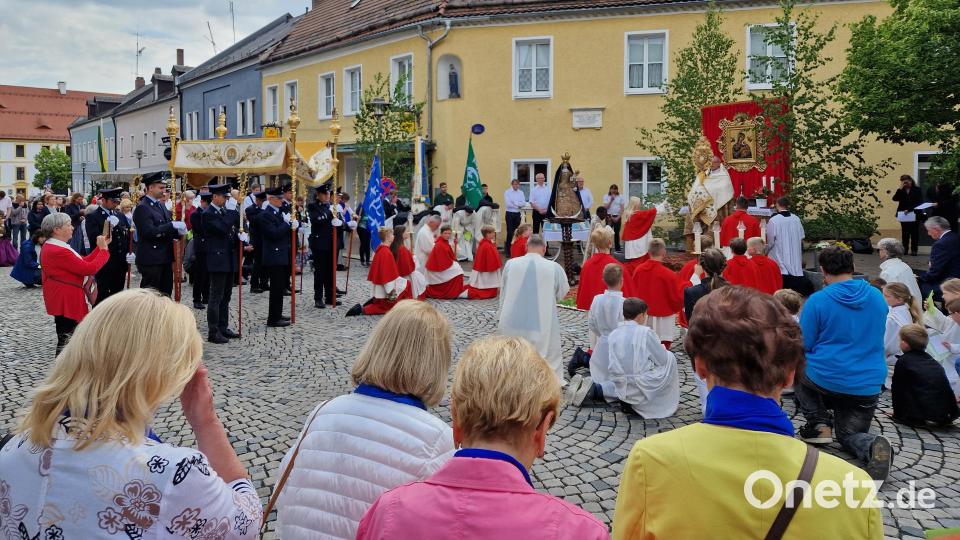 Stadtpfarrer Dr. Thomas Vogl beim Segen mit der Monstranz am dritten Altar der Fronleichnamsprozession in der Prinzregent-Luitpold-Straße. Bild: hmr