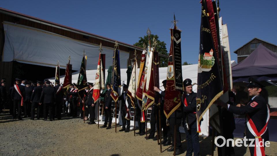 Viele Feuerwehren zeigten ihre Solidariät mit der FFW Friedersreuth und feierten deren bestehen. Bild: sne