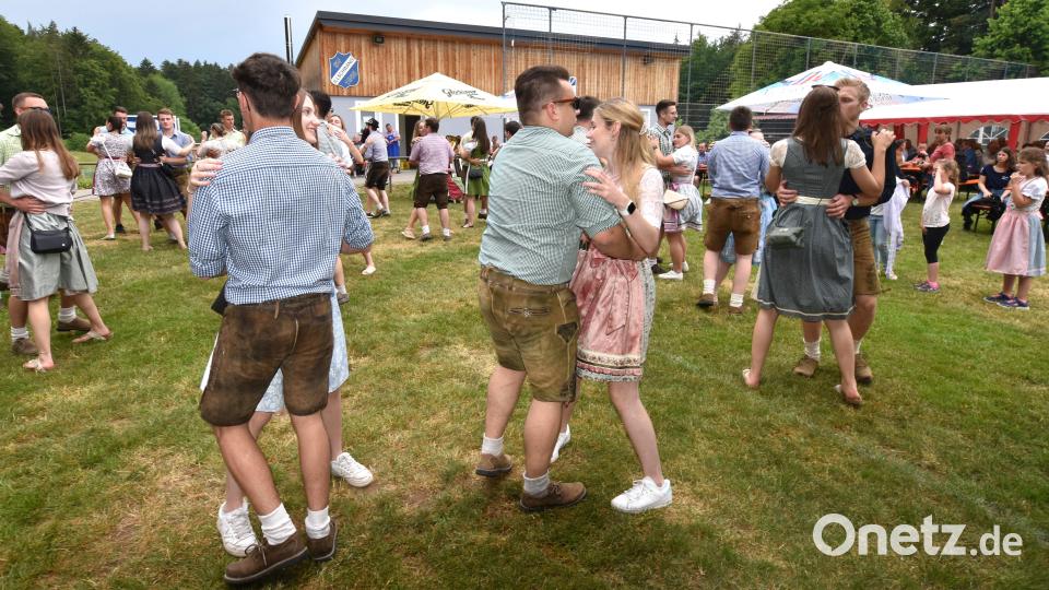 Die 24 Illschwanger Kirwapaare gaben beim Kirwaauftakt des SVI, zu den Klängen der Birgländer Musikanten, eine Kostprobe ihres Tanzvermögens Bild: no