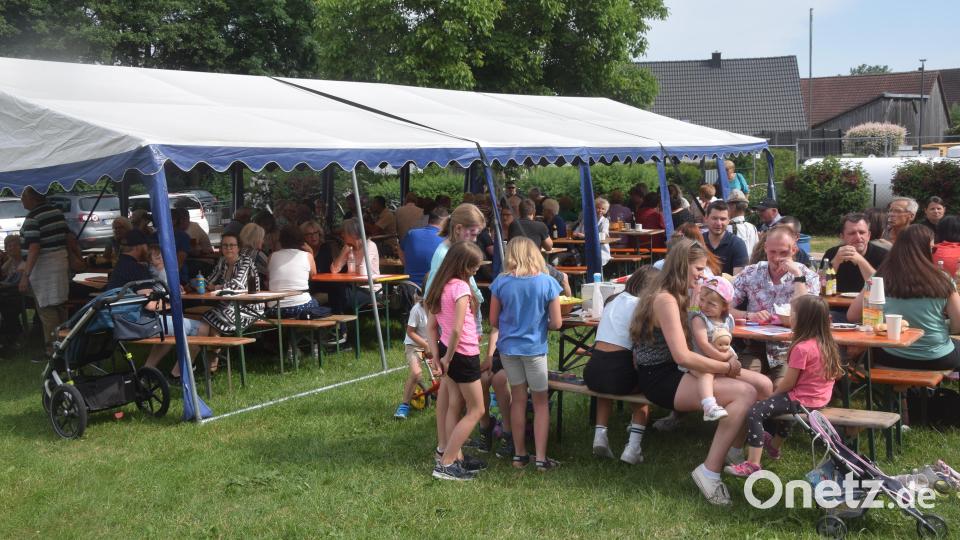 Den Besuchern gefällt es auf dem Kirchplatz beim Pfarrfest. Bild: fz