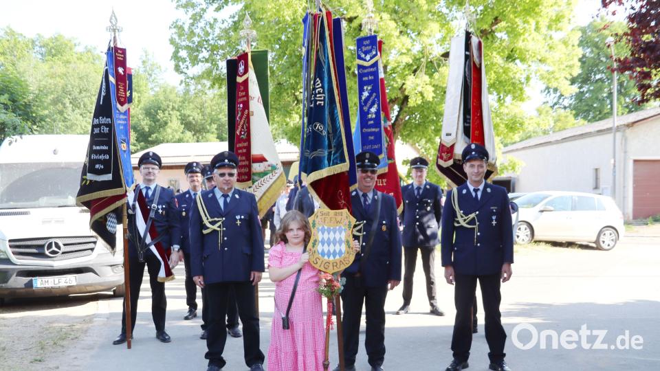 Feuerwehren aus Sigras, Weißenberg, Edelsfeld, Steinling, Pruihausen/Namsreuth und Kürmreuth stellen sich zum Kirchzug auf. Bild: gru