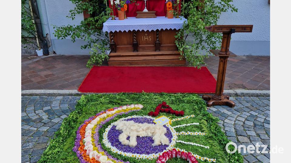 Der dritte Altar vor dem Katholischen Jugendheim in der Kolpingstraße mit dem von der Kolpingsfamilie gestalteten Blumenteppich. Bild: hmr