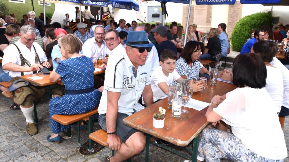 Die Festmeile bot beim Schlemmerfrühschoppen im Landhotel Weißes Ross kaum freie Plätze. Bild: no