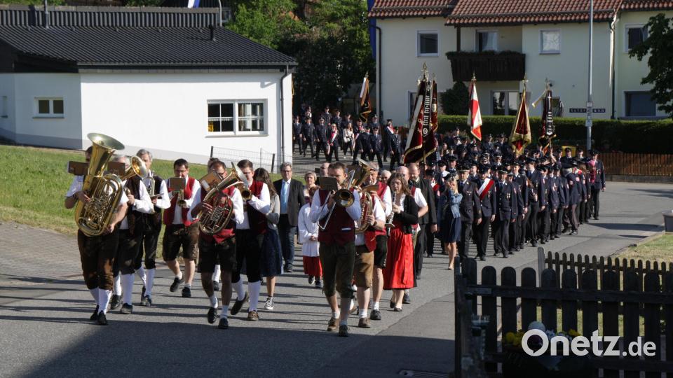 Ein großer Festzug eröffnete den Festakt zum 50-jährigen Bestehen. Bild: sne