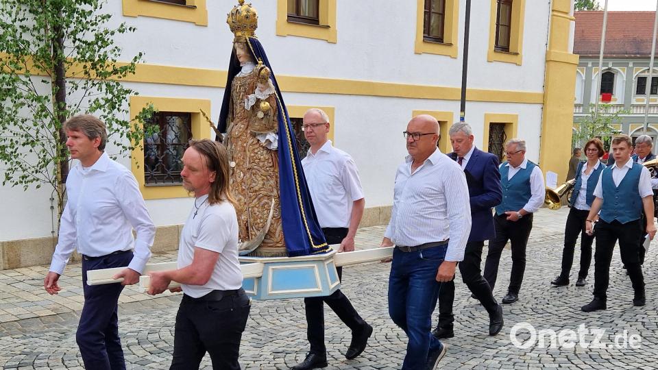 Die Altötting-Wallfahrer trugen die Patrona Bavariae bei der Fronleichnamsprozession mit. Bild: hmr