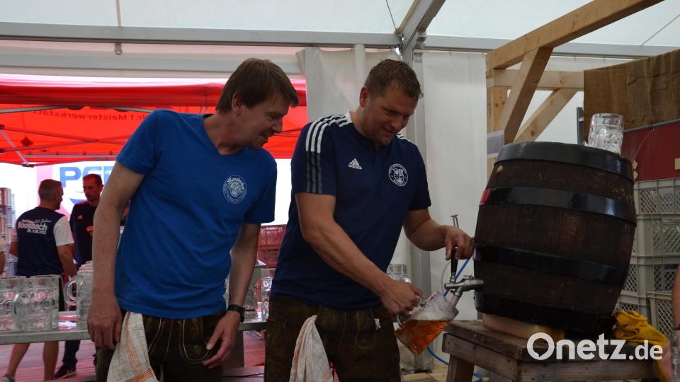 Dritter Vorsitzender Martin Bock (rechts) steht mit Mitglied Heinrich Forster am Zapfhahn. Bild: gi