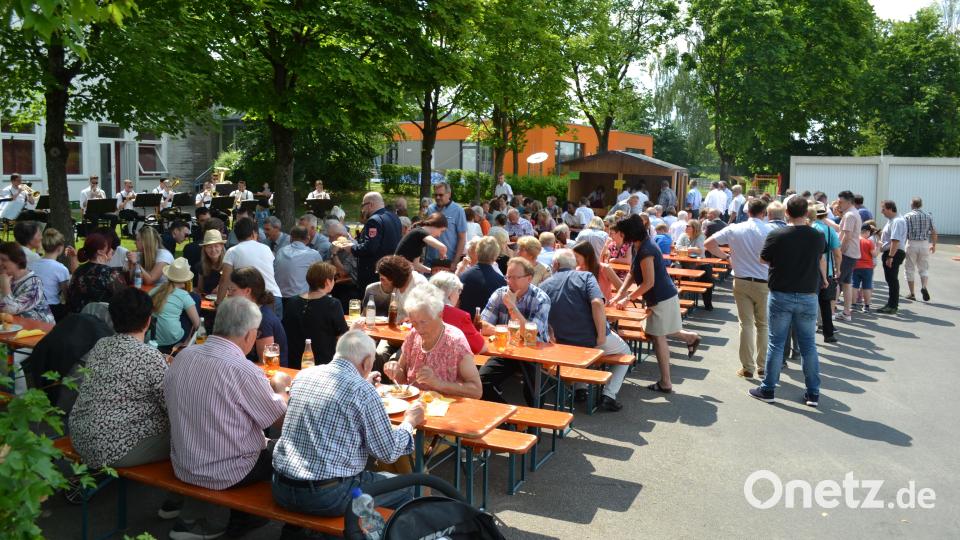 Bratwürste und Kraut schmecken auch bei sommerlichen Temperaturen, so wie am Pirker Pfarrfest am Fronleichnamstag. Bild: kki