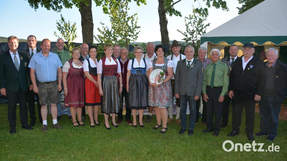 Jahrzehntelang treue Mitglieder zeichnete der Schützenverein „Ringelstein“ Ottengrün beim Ehrenabend aus. Weiter wurden Mitglieder für besondere Verdienste geehrt. Bild: jr