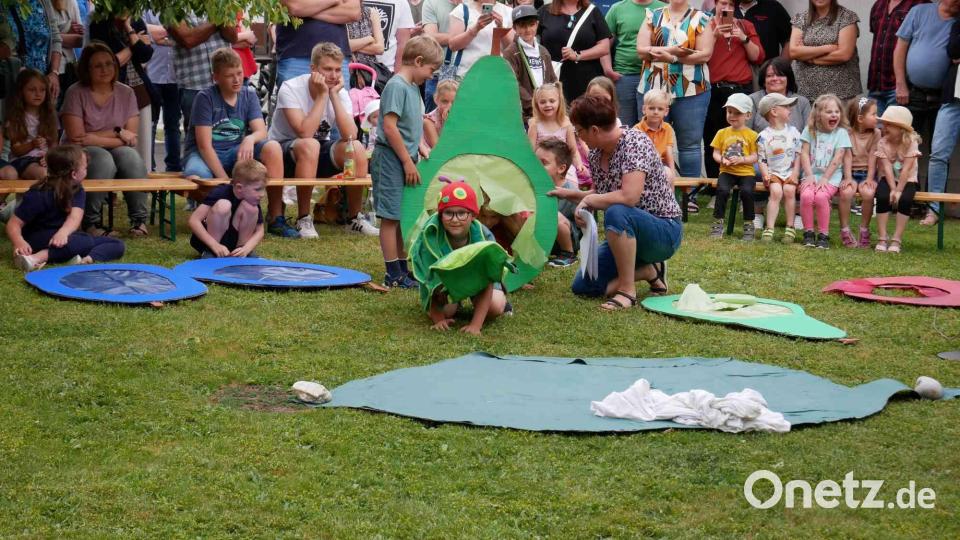 Die Raupe &quot;Nimmersatt&quot; (Max Roth) frisst sich durch viele Früchte. Bild: gz