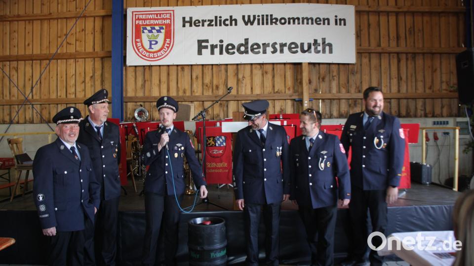 Die Feuerwehr Pressath hatte passend zum Anlass ein 50 Liter-Fass Bier als Präsent dabei. Bild: sne