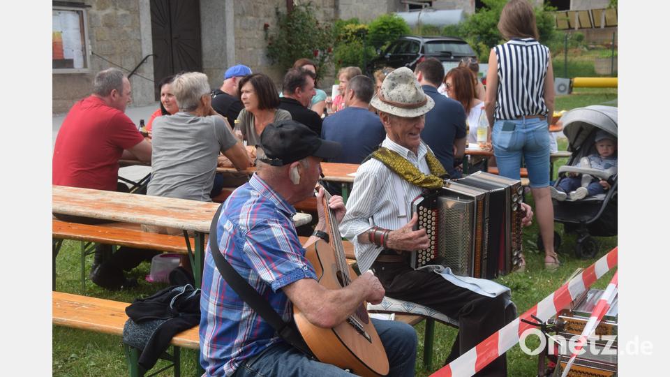Die Bierlhofer Musiker unterhalten beim Pfarrfest. Bild: fz