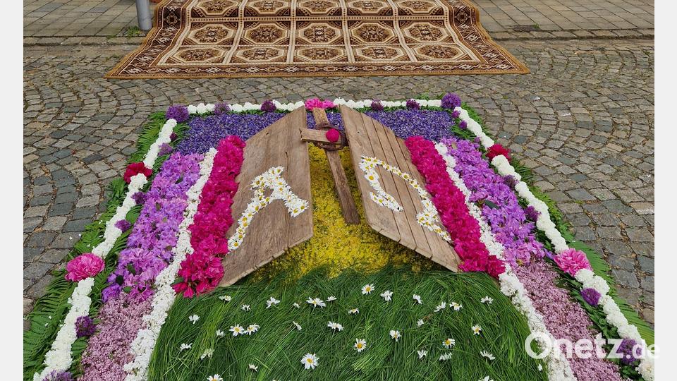 Besonders beeindruckte Stadtpfarrer Vogl das Motiv des Blumenteppichs vor dem vierten Altar am Apothekerflügel der Kloster-Abtei. mit dem Kreuz, das die Tür zum Himmel offen hält. Bild: hmr