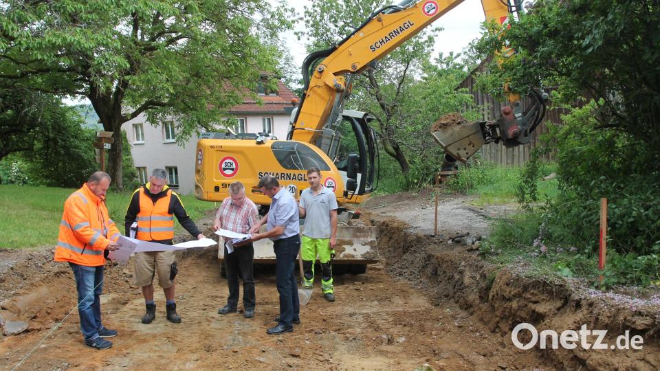 Bürgermeister Rainer Rewitzer (Zweiter von rechts) bespricht mit Peter Scholz, Helmut Schatz und Uli Rupprecht (weiter nach links) die weitere Vorgehensweise. Bild: pi
