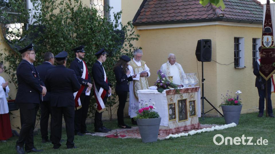 Pfarrer Edmund Prechtl und Pater Fritz Arnold aus Friedersreuth gaben der Feuerwehr ihren Segen. Bild: sne