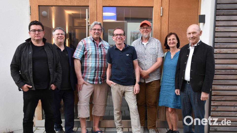 Komplett im Amt bestätigt wurde der Vorstand des Vereins Kunsthaus Waldsassen. Von links Zweiter Vorsitzender Wolfgang Braun, Vierter Vorsitzender Klaus Rosner, Technischer Leiter Werner Müller, Vorsitzender Wolfgang Horn, Dritter Vorsitzender Stefan Voit, Managementbeauftragte Birgit Horn und Zweiter Bürgermeister Karlheinz Hoyer. Bild: ubb