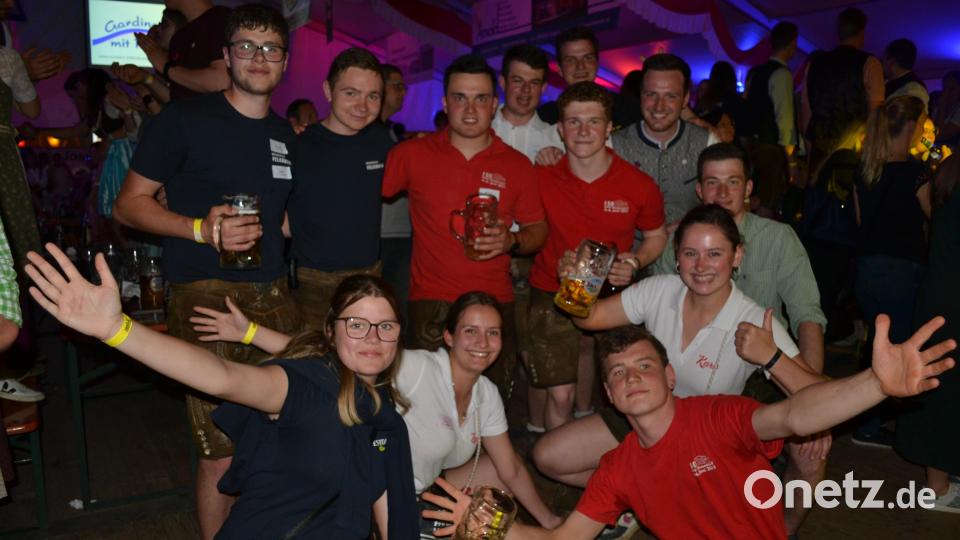 Viele Vereinsabordnungen folgen der Einladung der Pirker Blechmusi. Bild: kki