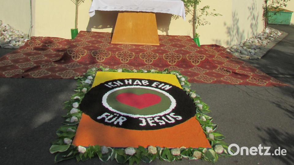 Der vierte Altar der Fronleichnamsprozession an der Pfarrkirche St. Martin. Bild: exa
