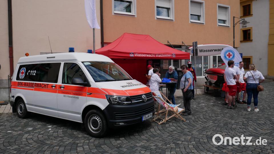 Die Wasserwacht war mit ihrem Rettungsboot und weiteren Einsatzmitteln präsent. Bild: hmr