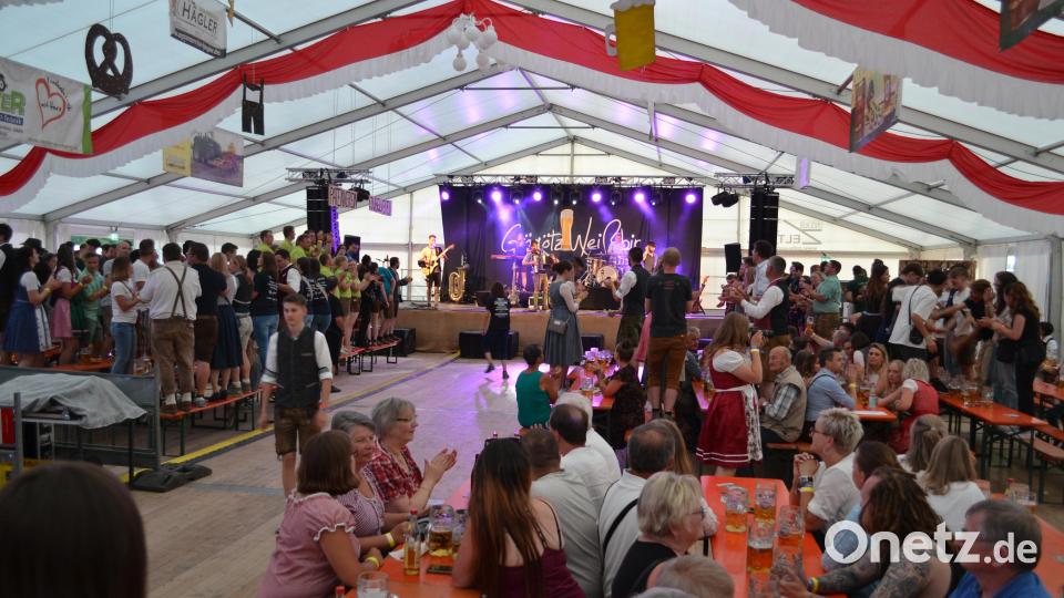 Gleich zu Beginn des Abends stehen die ersten Besucher schon auf den Bänken und klatschen mit. Bild: kki