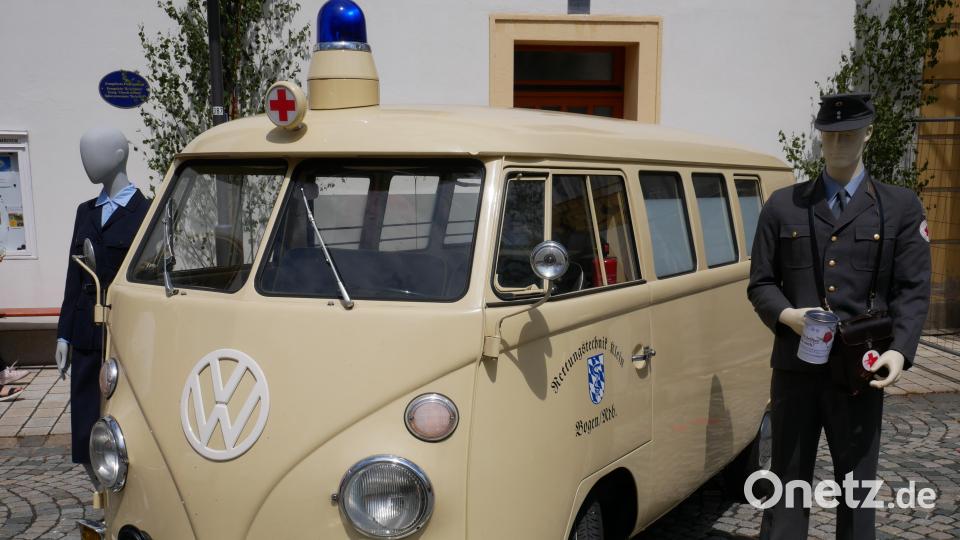 Ein besonderer Blickfang war der VW-Bus aus den 1950er Jahren der seinerzeit als Einsatz- und Krankentransportfahrzeug unterwegs war. Passend dazu standen daneben zwei Figuren mit Einsatzkleidung aus den 1970er Jahren. Bild: hmr