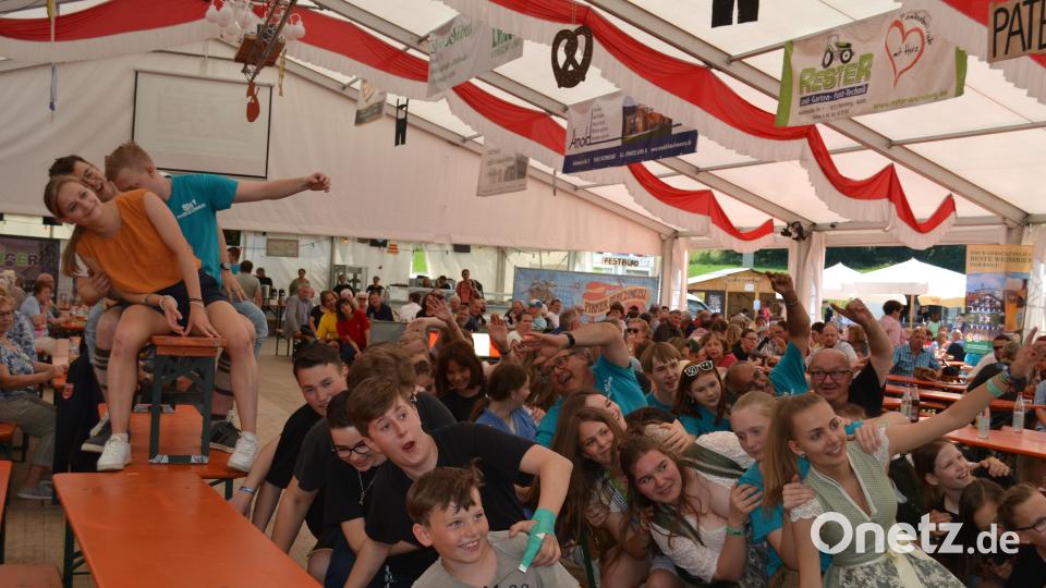Messe im Festzelt, Frühschoppen mit den Roggensteinern, Festzug und Gemeinschaftschor - ein unglaublicher Festabschluss in Pirk. Bild: kki