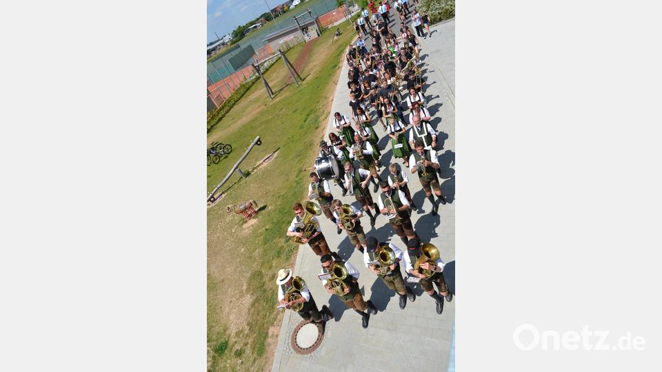Einzug der Pirker Blechmusi mit ihren "Blechfröschen" am Fußballplatz Bild: kki