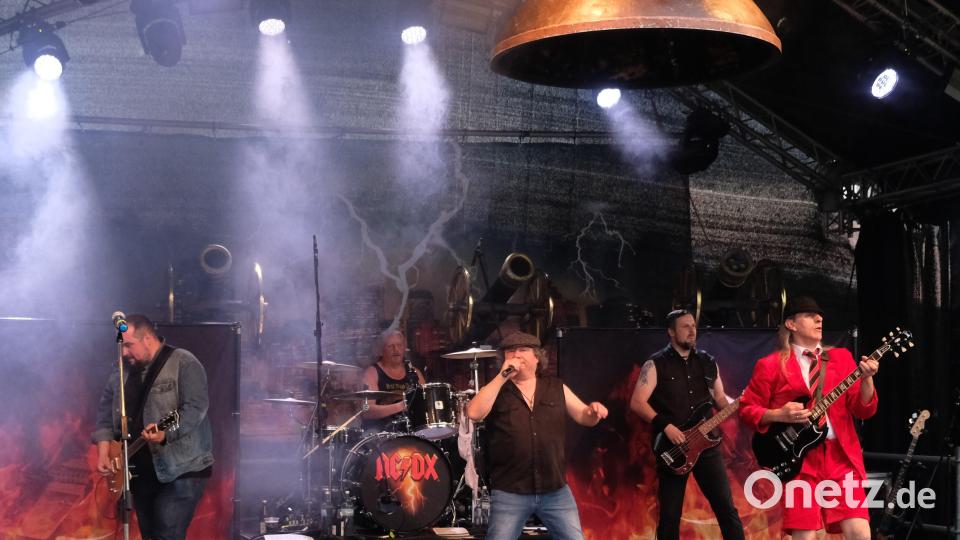 &quot;AC/DX.&quot; verzückt am Samstagabend vor der Seekulisse des Rußweihers Hunderte von Rockfans. Bild: do