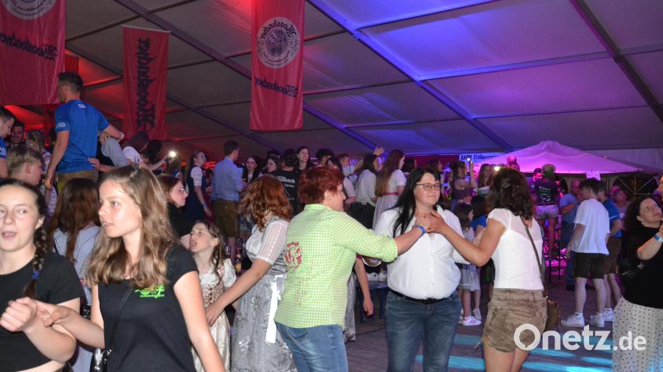 Für beste Stimmung sorgt die Bayrische Band Hoaß im Festzelt der Spielvereinigung. Bild: gi