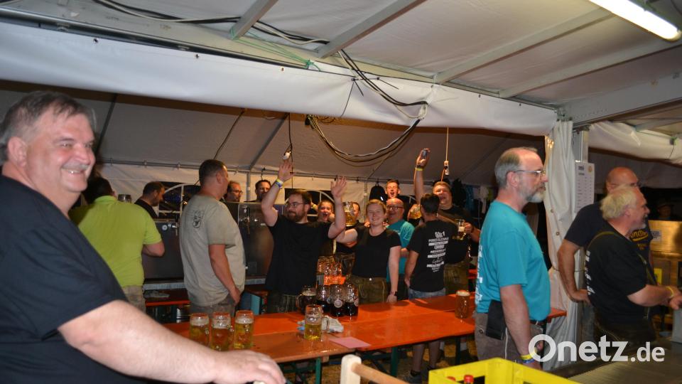 Nicht nur zum Feiern, sondern auch zum Arbeitsdienst war der Patenverein aus Roggenstein angereist. Bild: kki