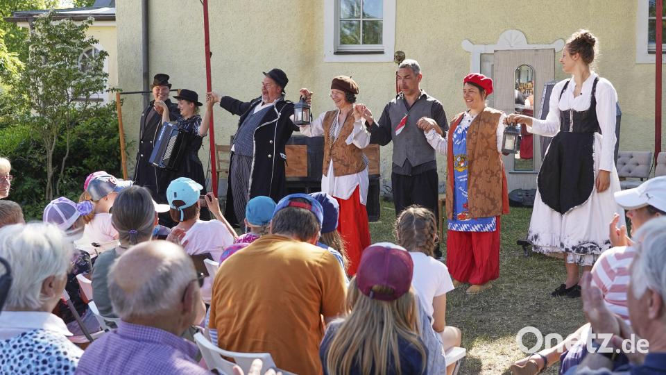 Für die Kinder wurde vor dem Gesellenhaus das Stück „Die Heinzelmännchen“ gezeigt. Bild: Martin Schmid/Steinwald-Allianz/exb