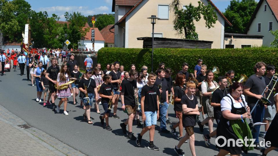 Die "Blechfrösch" der Pirker Blaskapelle zogen hinter ihrer Blechmusi durch das Dorf. Bild: kki