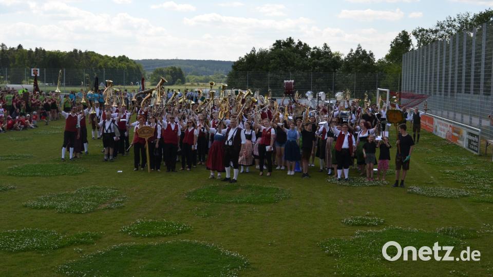Am Ende des Auftritts des Gemeinschaftschors zeigten die Musiker der fünf Kapellen ihre Instrumente dem begeisterten Publikum. Bild: kki