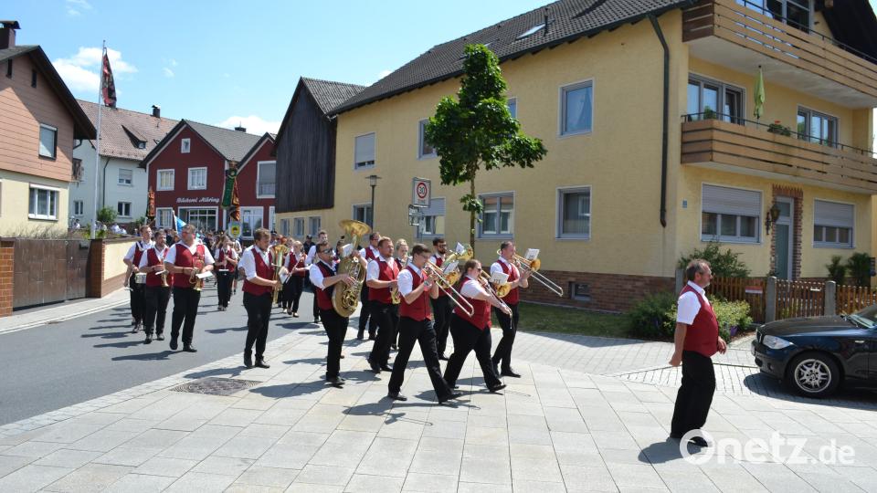 Der Patenverein Roggenstein führte den Zug vom Feuerwehrhaus an. Bild: kki