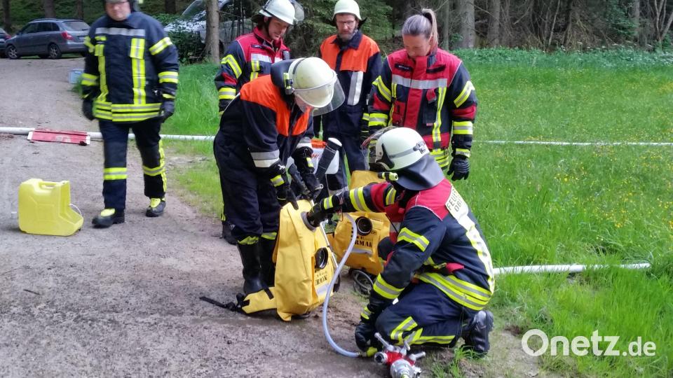 Schon die Übung zum Befüllen der Rucksäcke mit der Auffülleinrichtung oder der Einsatz der wendigen D-Schläuche sollte jede Einsatzkraft einmal geübt haben. Bild: dob