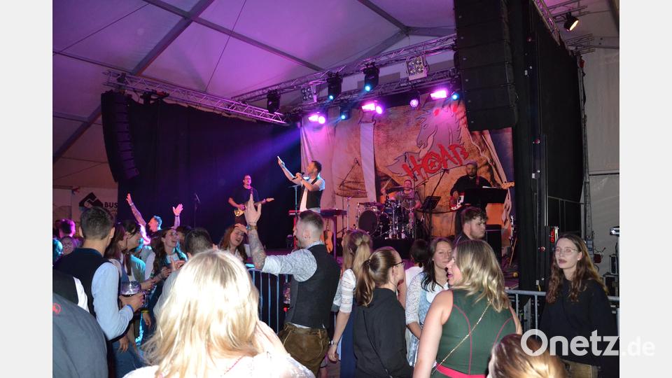 Für beste Stimmung sorgt die Bayrische Band Hoaß im Festzelt Bild: gi