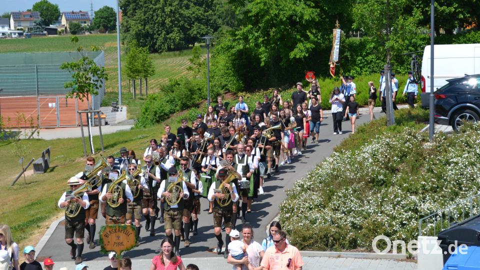 Einzug der Pirker Blechmusi mit den Blechfröschen am Fußballplatz Bild: kki