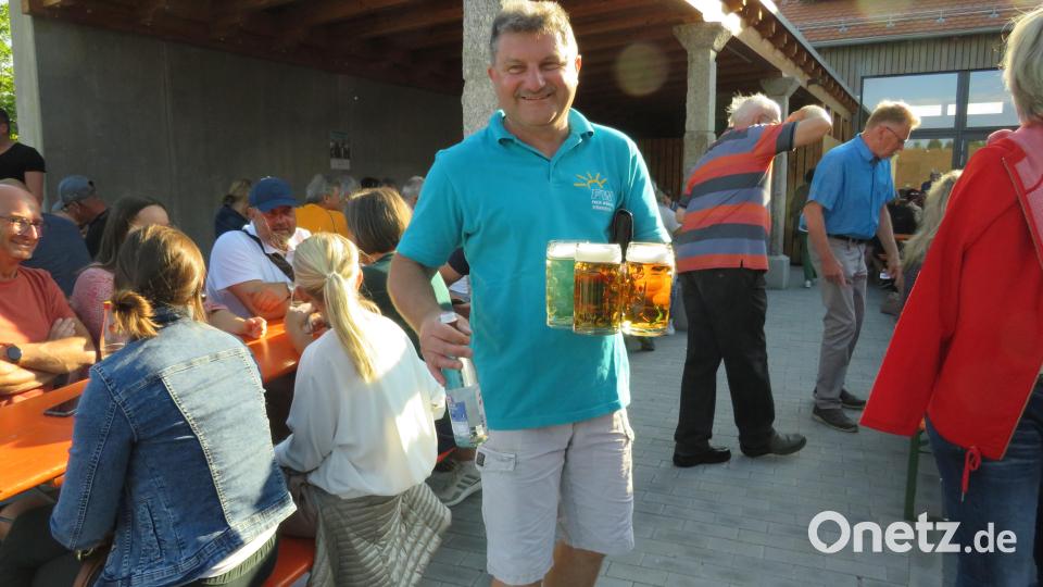 Vorsitzender Hans Confal sorgte für die Gäste. Bild: adj