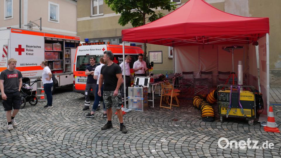 Die Schnelleinsatzgruppe (SEG) Behandlung zeigte die Ausstattung des Gerätewagens Sanitätsdienst, der bei größeren Einsatzlagen zur Behandlung einer größeren Verletztenanzahl alarmiert wird. Bild: hmr