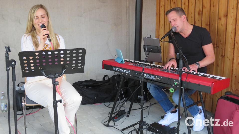 Musikalische Unterhaltung von Julia Schönberger und Norman Schelter von der Band „Highline“. Bild: adj
