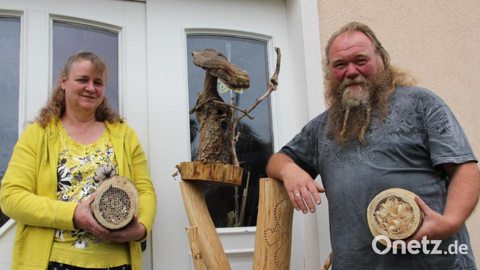 Daniela und Christian Dotzler sind Naturgärtner in Großschönbrunn. Sie schaffen Unterkünfte für Käfer und Insekten, damit diese sich wohlfühlen und naturgemäß entwickeln und vermehren können. Bild: ads