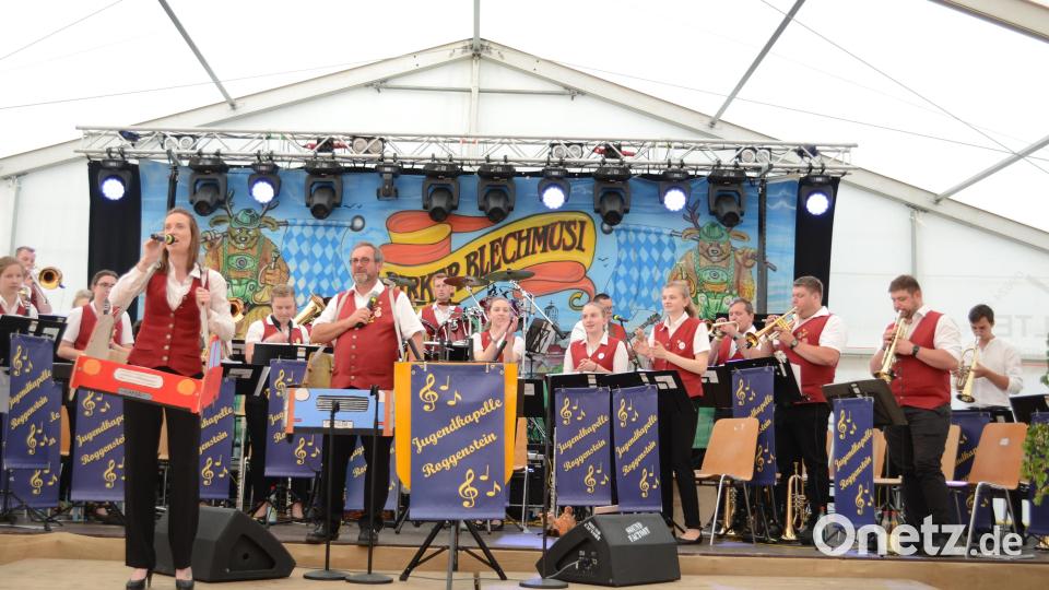 Messe im Festzelt, Frühschoppen mit den Roggensteinern, Festzug und Gemeinschaftschor - ein unglaublicher Festabschluss in Pirk. Bild: kki