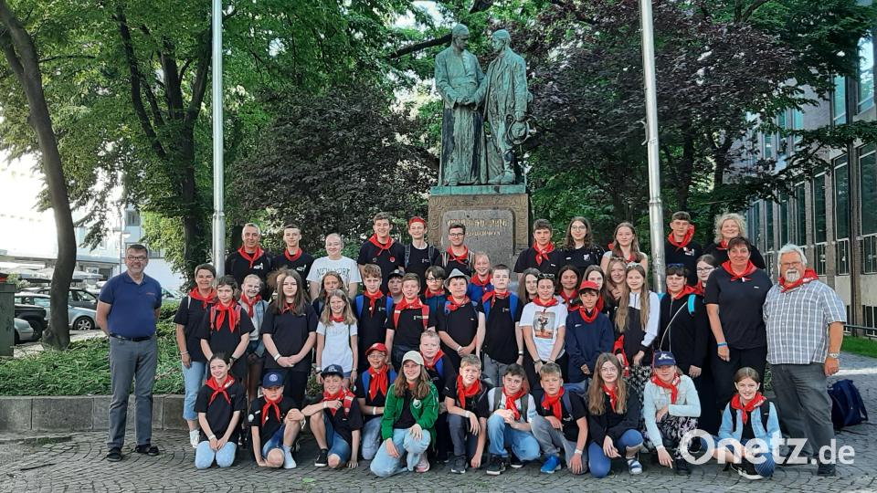 Die Gruppe der Ministranten aus Luhe vor dem Kolping-Denkmal an der Minoritenkirche. Bild: rgl