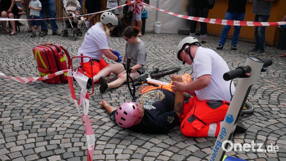 Ein Übungsszenario: Ein Team des Sanitätswachdienstes eilte mit den neuen E-Scootern der BRK-Bereitschaft Waldsassen zur Unfallstelle eines Fahrradsturzes und übernahm die Erstversorgung der beiden Verletzten. Bild: hmr