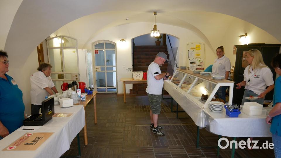 In den Räumen des evangelischen Gemeindehauses hatten die Frauen der BRK-Seniorenstube ein reichhaltiges Kuchenbuffet aufgebaut und boten dazu Tee und Kaffee an. Bild: hmr