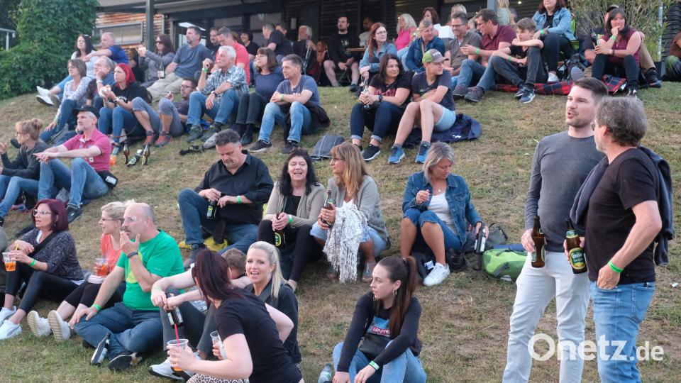 Für das Rock-Publikum hieß es zwischen Hexenhäusl, Bühne und Seeufer entspannen und genießen. Bild: do