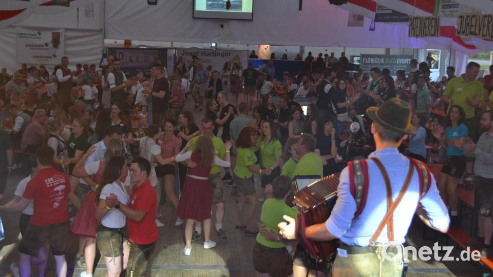 Ausgelassen wird in Pirk bei der Nacht in Tracht gefeiert. Bild: kki