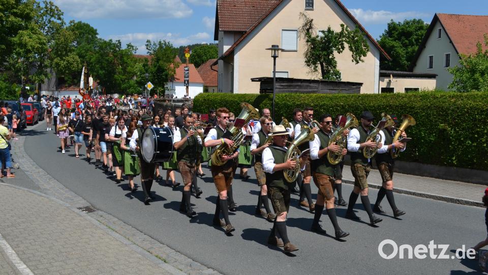 Messe im Festzelt, Frühschoppen mit den Roggensteinern, Festzug und Gemeinschaftschor - ein unglaublicher Festabschluss in Pirk. Bild: kki